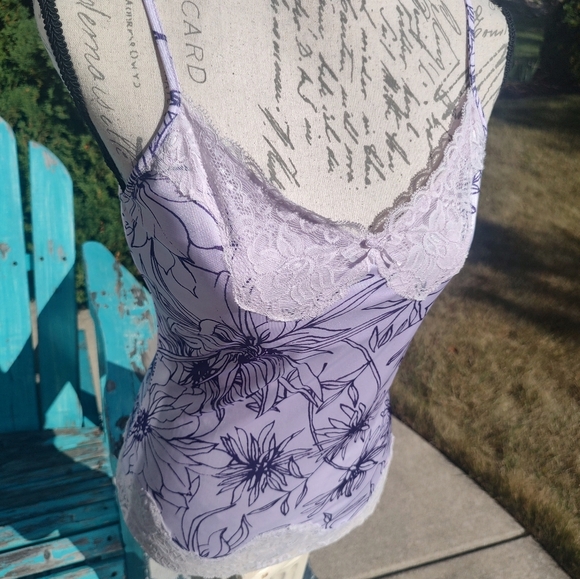 💥 3/$20 The Limited Medium Lace and Purple Flower Camisole! - Picture 5 of 11